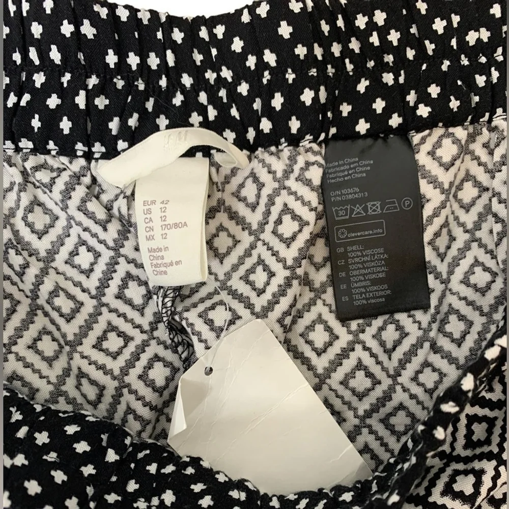 H&M Black And White Tribal Printed Stretch Pull on Viscose Shorts Casual Size 12